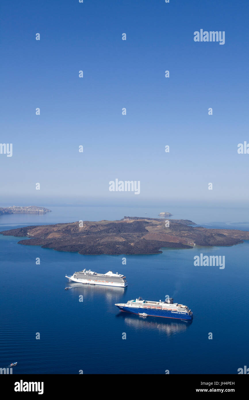 Les navires de croisière à l'île volcanique de Nea Kameni, Caldera, Fira, Santorini, Cyclades, Grèce, Mer Méditerranée, Europe Banque D'Images