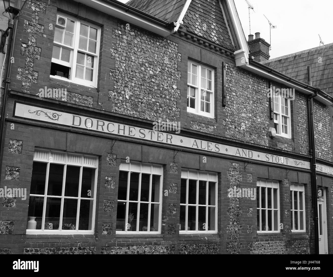 Image en noir et blanc des vieux bières Stouts & Dorchester house public signage à Winchester, Hampshire, England, UK Banque D'Images