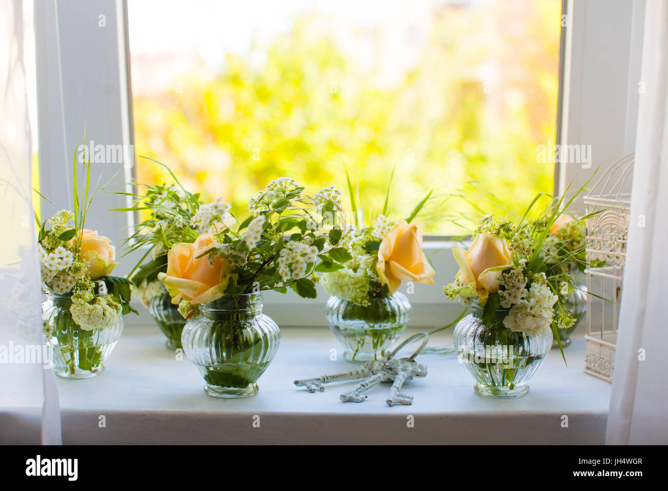 Petits bouquets de belles roses et bande de vieilles clés sur le rebord de la fenêtre. Banque D'Images