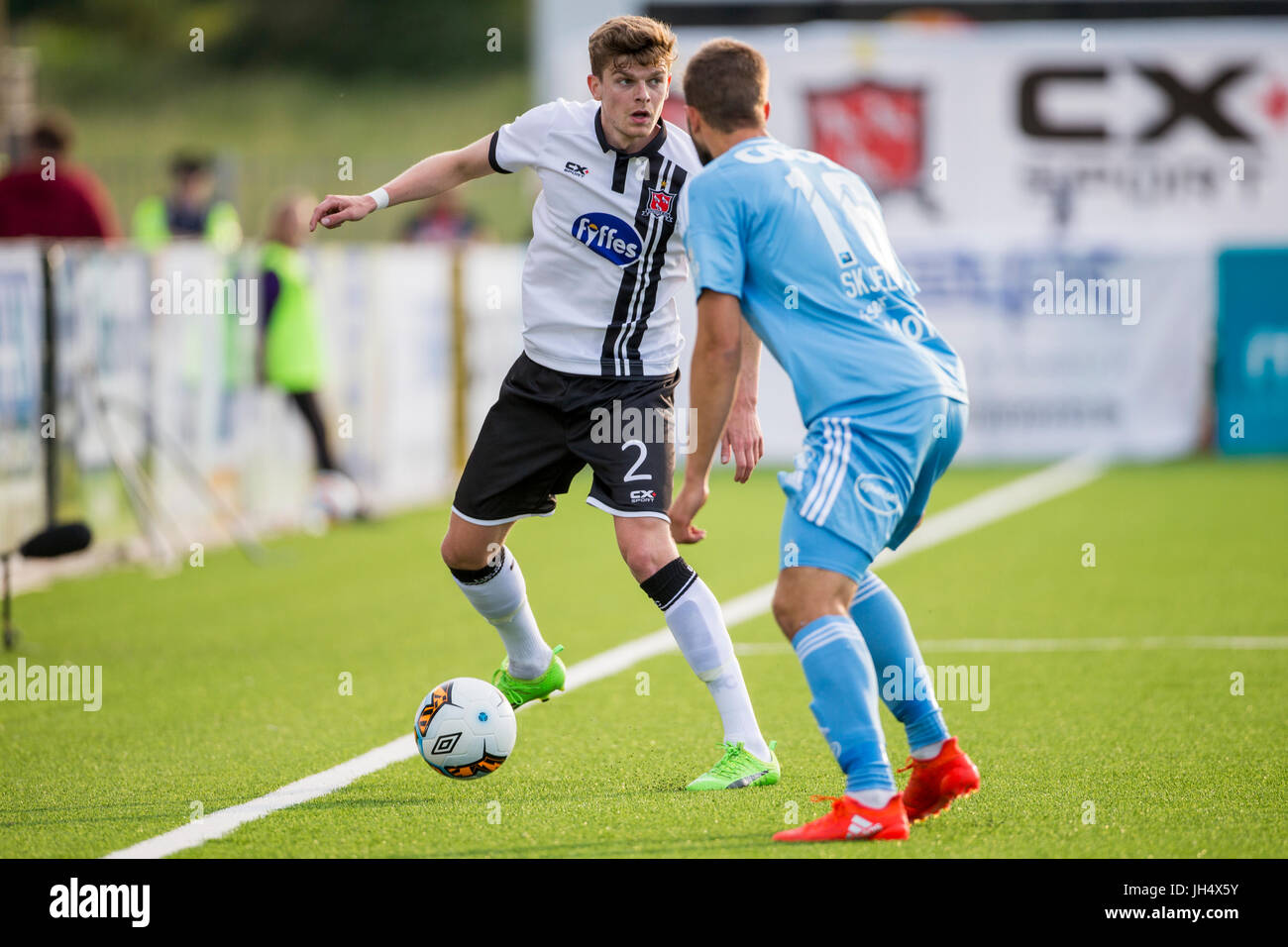 La Dundalk Sean Gannon (à gauche) en action contre Rosenborg's Jorgen Skjelvik durant la qualification de la Ligue des Champions, deuxième tour, premier match de la jambe à l'Oriel Park, Dundalk. Banque D'Images