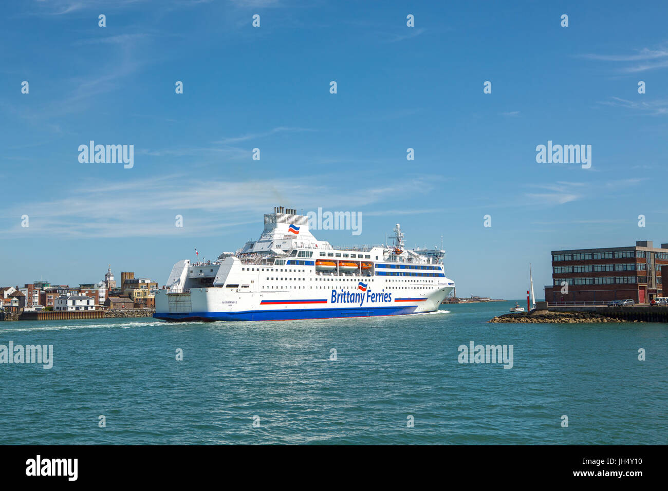 Une image couleur de Brittany Ferries Normandie de quitter le port de Portsmouth. Spice Island et vieux Portsmouth dans l'arrière-plan. Banque D'Images