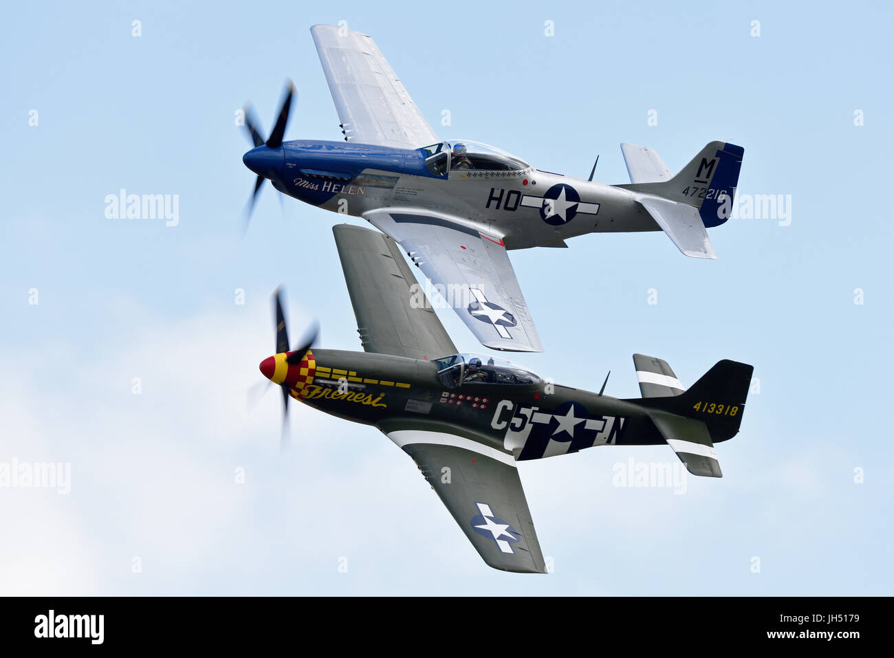 Paire d'avions P-51 Mustang volant à un spectacle aérien Banque D'Images