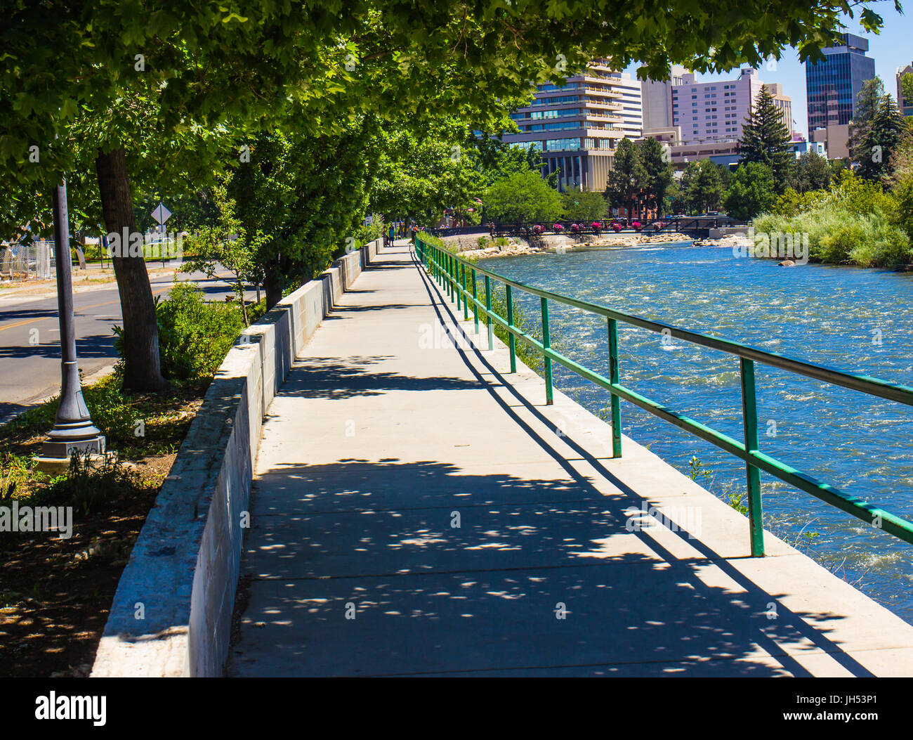 Trottoir le long de la rivière Truckee River Walk & à Reno, Nevada Banque D'Images