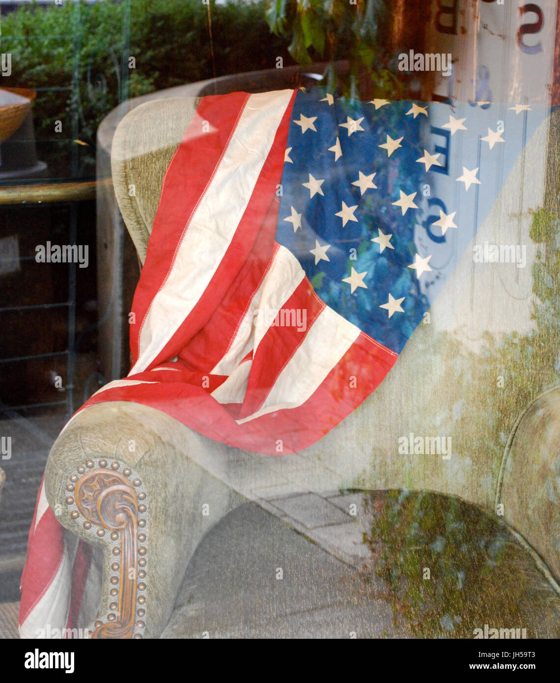 Drapeau américain drapé sur une chaise vintage - quatrième de juillet présentation Fenêtre Bainbridge Island, WA. USA Banque D'Images