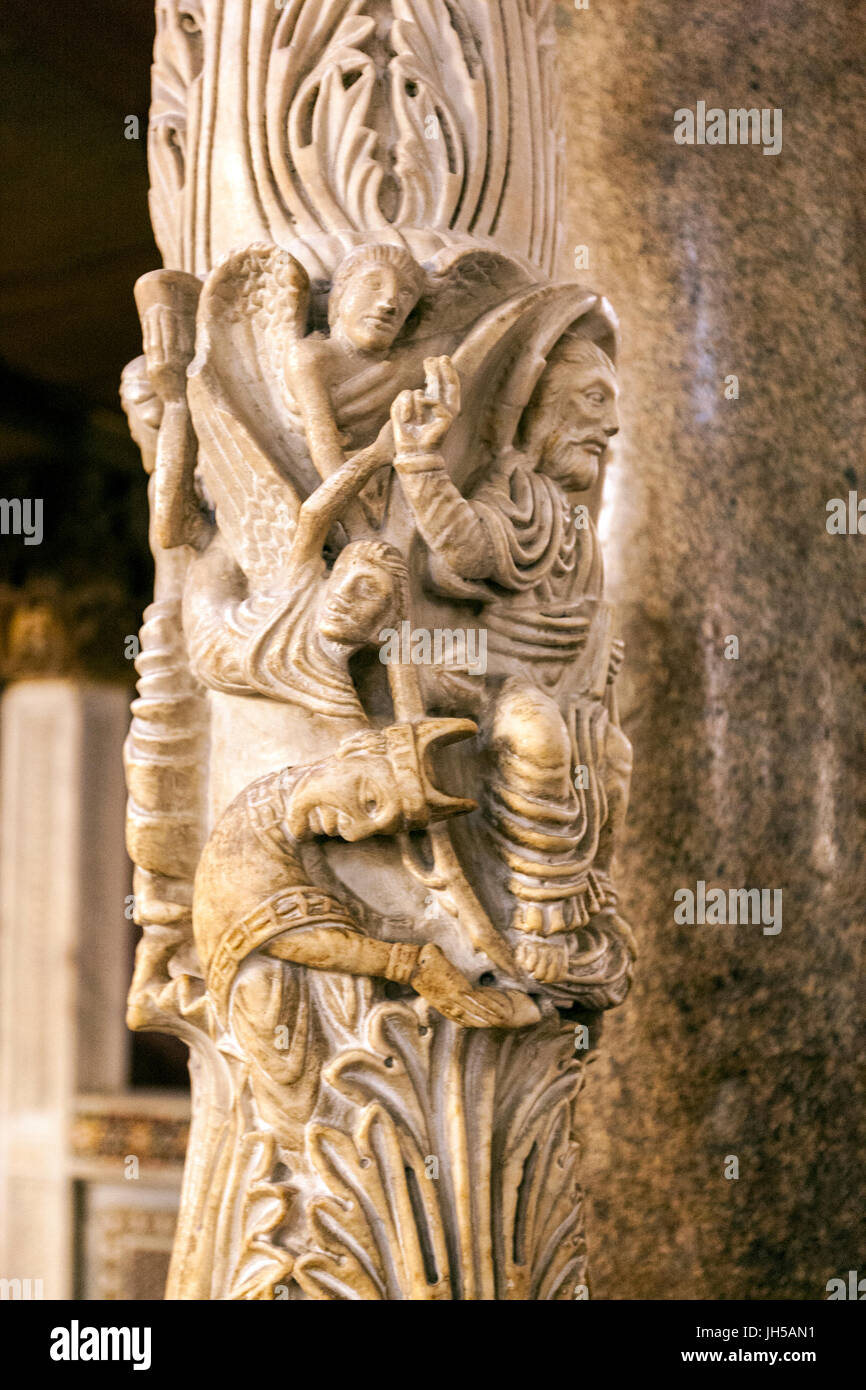 Colonne en pierre sculptée dans la Chapelle Palatine, Chapelle Palatine, dans le Palazzo Reale, Palerme, Sicile, Italie Banque D'Images