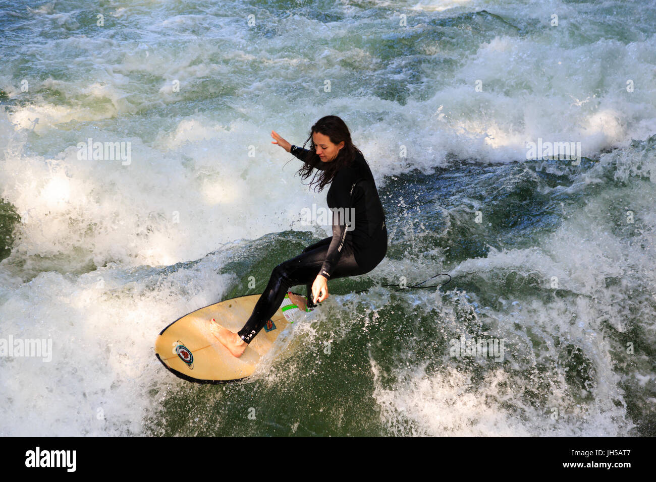 Eisbach surfeurs, Englischer Garten, Munich, Bavière, Allemagne Banque D'Images