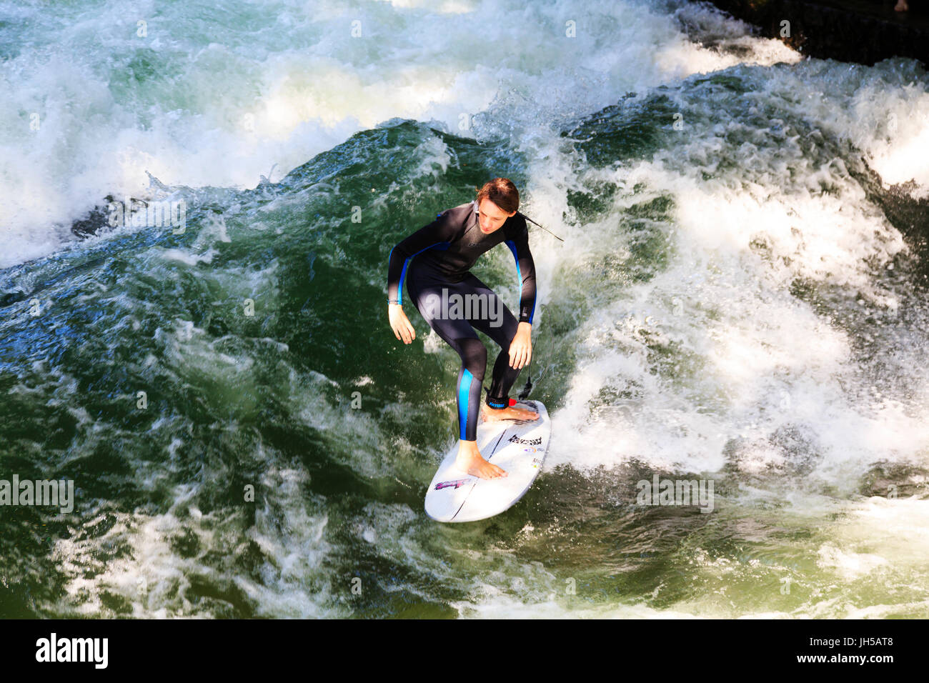 Eisbach surfeurs, Englischer Garten, Munich, Bavière, Allemagne Banque D'Images