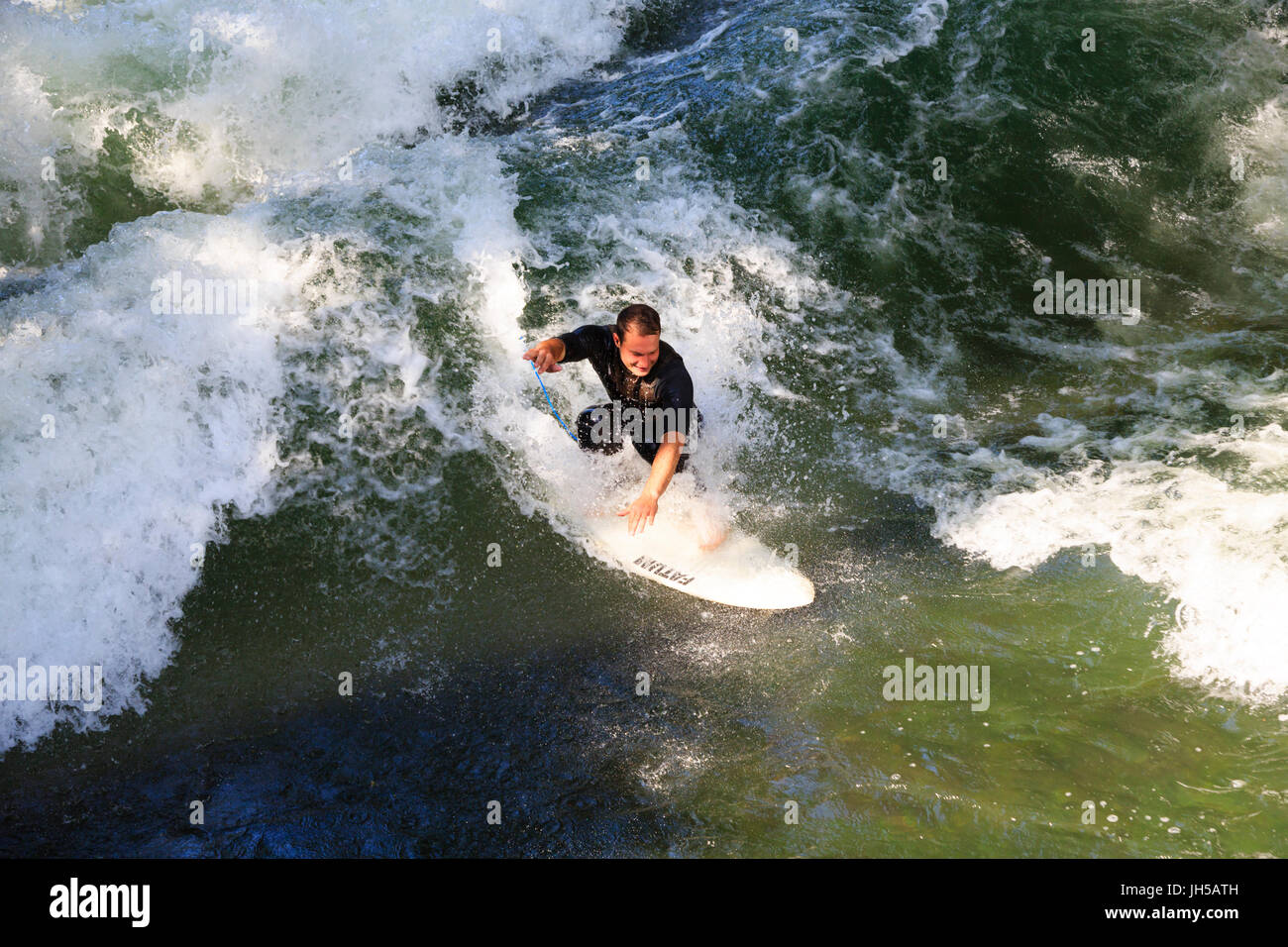 Eisbach surfeurs, Englischer Garten, Munich, Bavière, Allemagne Banque D'Images