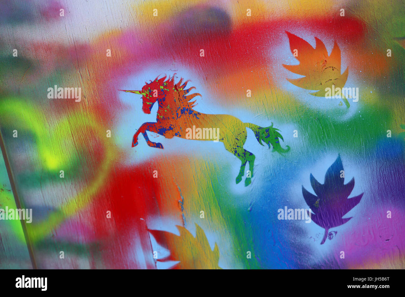 Close-up d'une licorne et un cœur sur une peinture graffiti sur un mur à Bognor Regis, West Sussex, UK. Banque D'Images