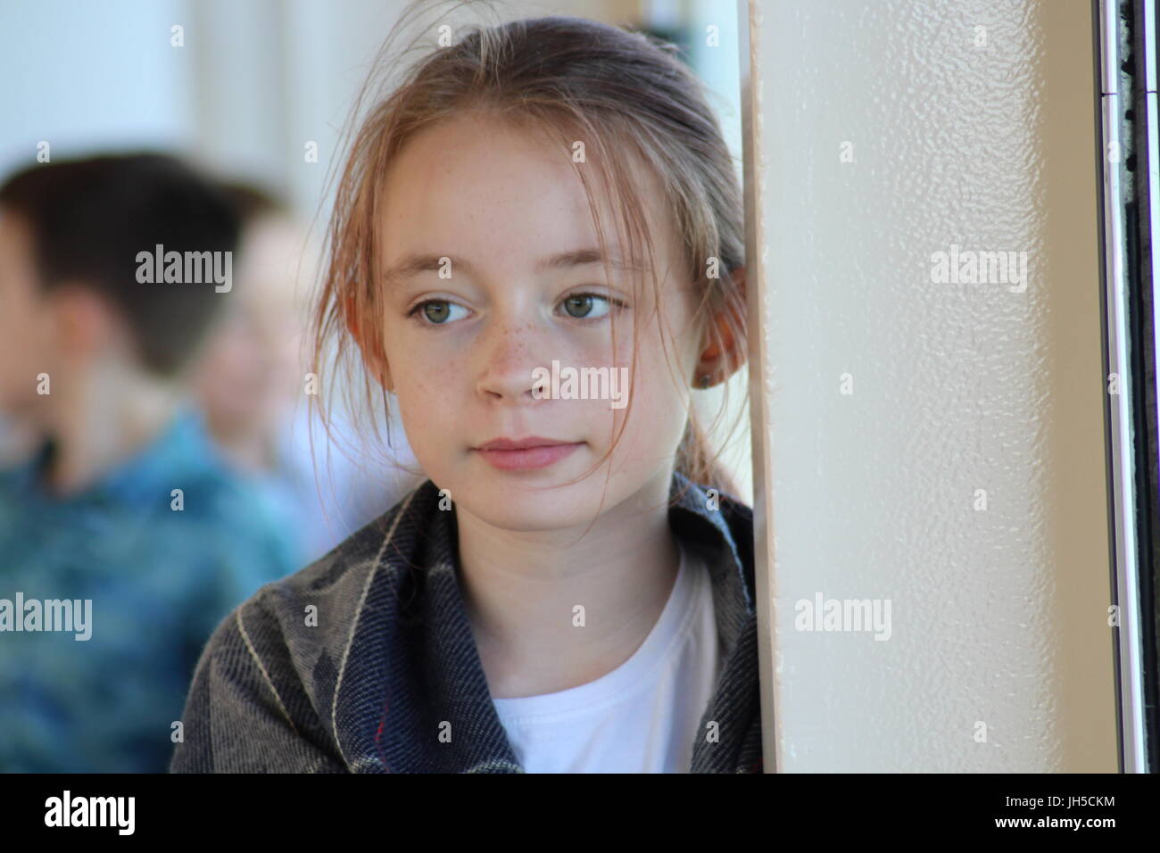 Jolie Fille Blonde Yeux Verts Fille Preadolescente Belle Petite Fille Fille Aux Yeux Verts Etait Fille De Fenetre Portrait De Jeune Fille Enfant Enfant Photo Stock Alamy
