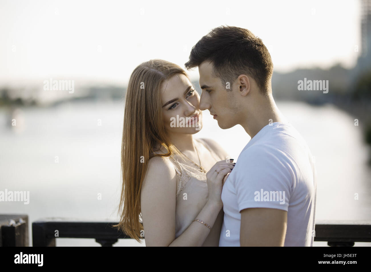 Portrait of young couple in love, pour le coucher du soleil dans la ville Banque D'Images
