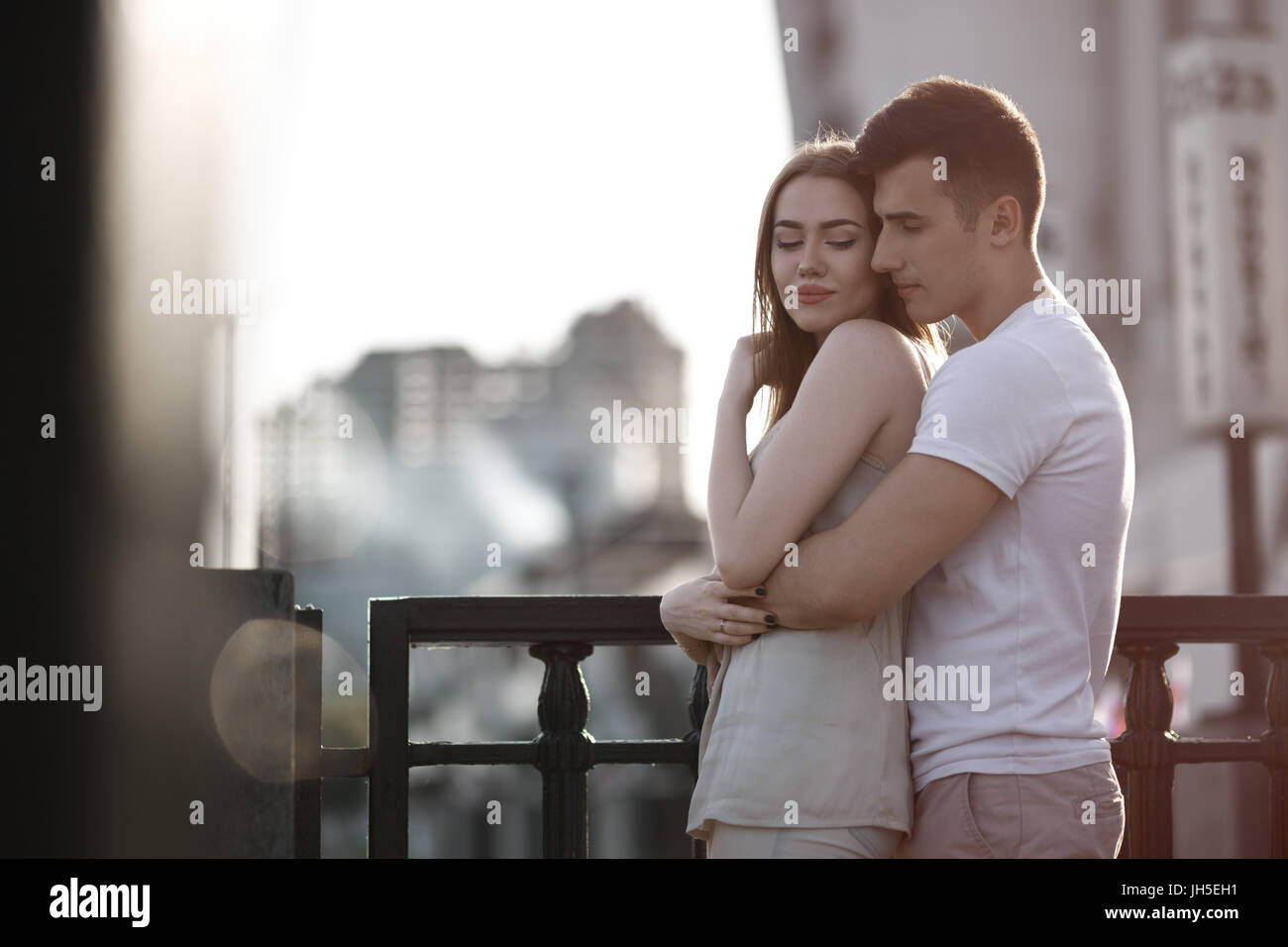 Portrait of young couple in love, pour le coucher du soleil dans la ville Banque D'Images