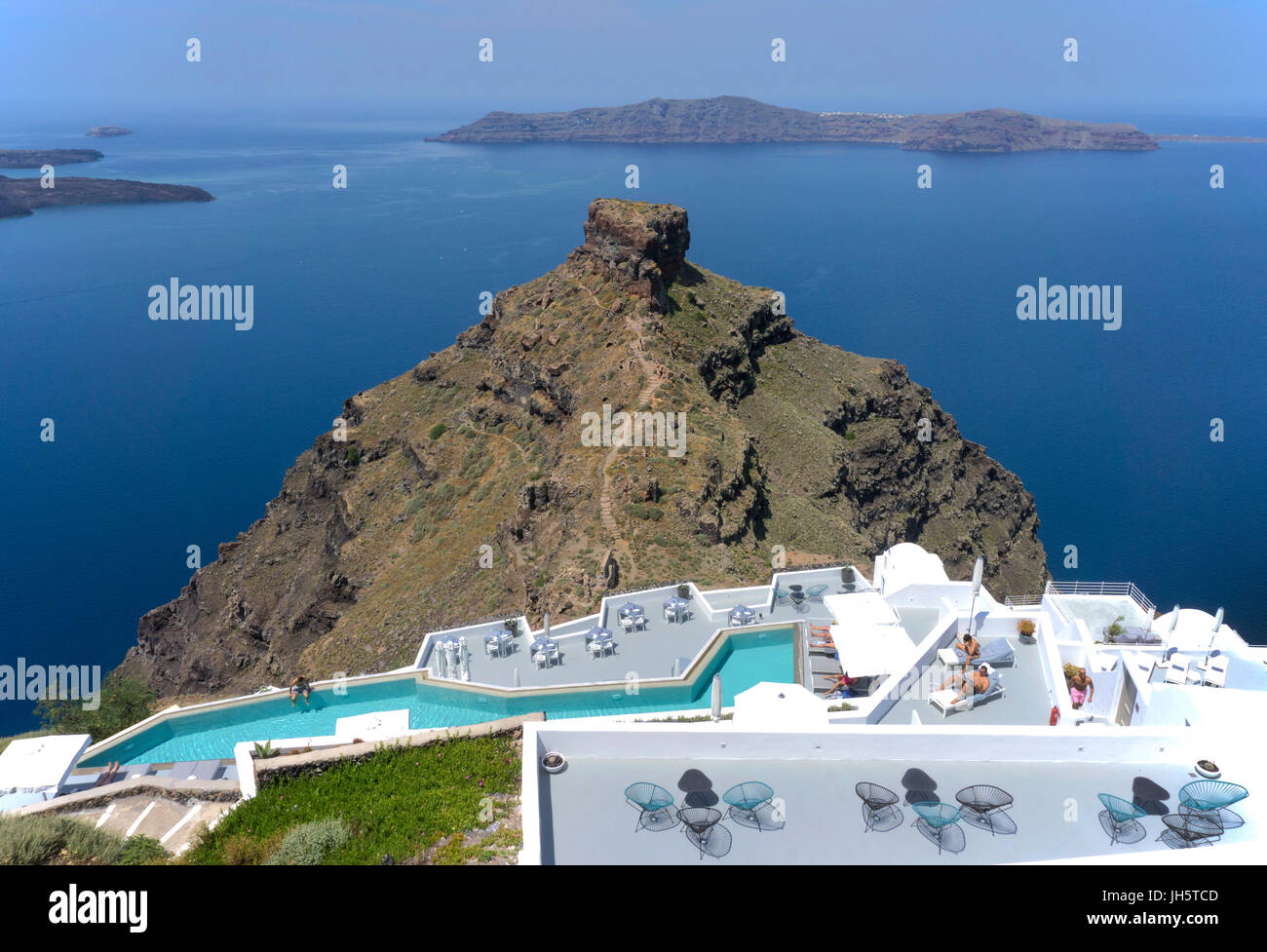 Hôtel de luxe avec piscine au rocher de Skaros, Imerovigli, Santorin, Cyclades, Grèce, Mer Méditerranée, Europe Banque D'Images
