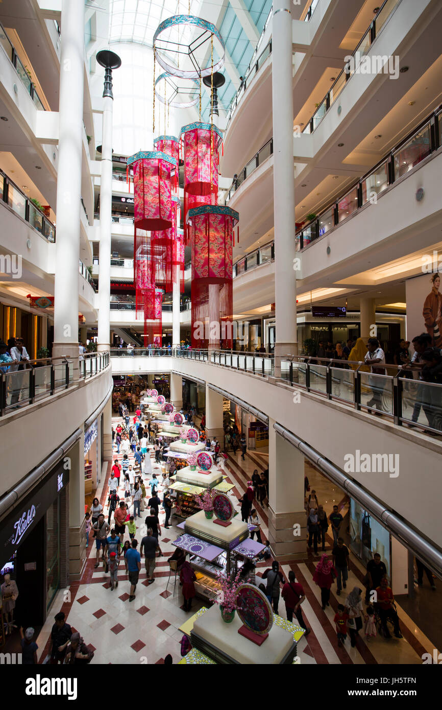 Intérieur d'un centre commercial Suria KLCC situé dans la célèbre Petronas Twin Towers dans le centre de Kuala Lumpur, Malaisie. Banque D'Images