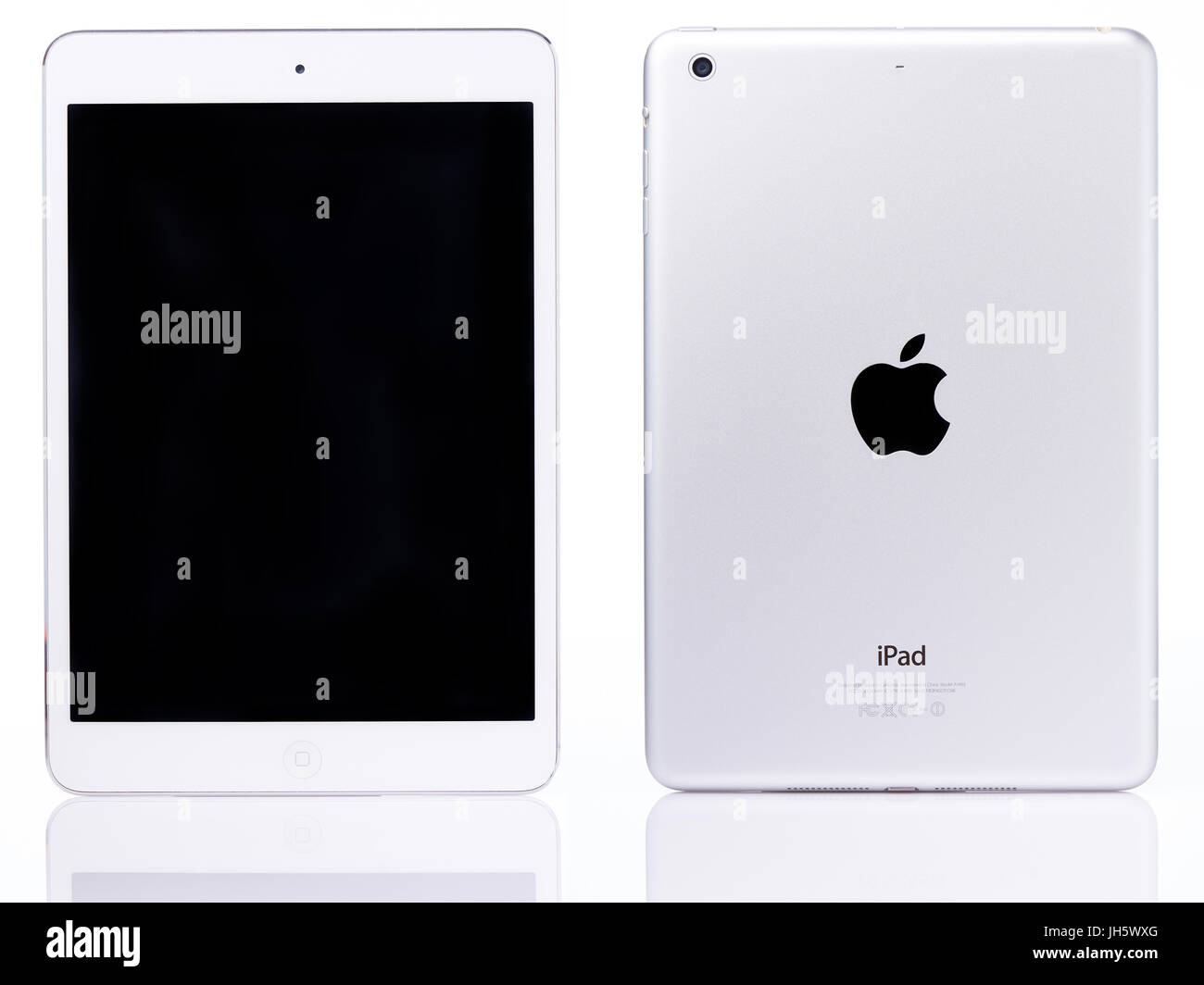 New York, USA - 11 juillet 2017 : mini tablette ipad blanc isolé sur fond blanc. Vue avant et arrière de l'ipad mini Banque D'Images