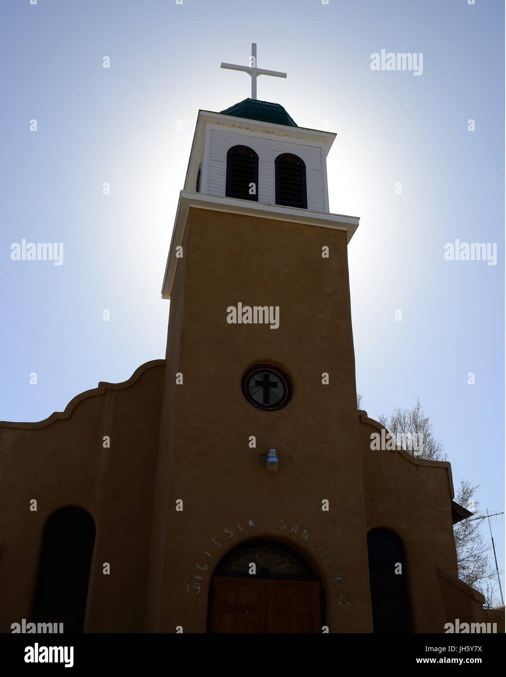 L'église catholique dans la petite ville rurale de Los Cerrillos, Nouveau Mexique Banque D'Images