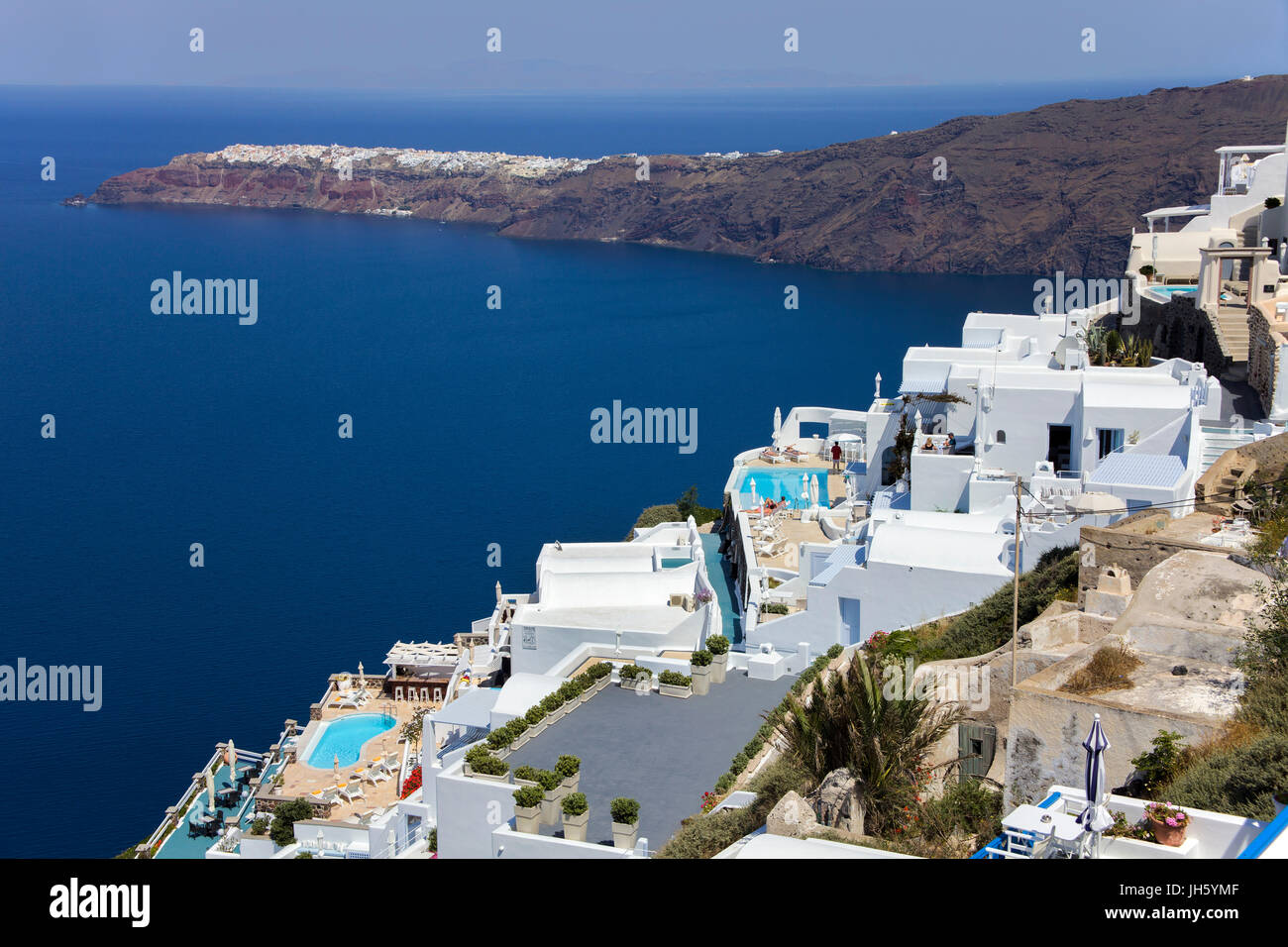 Luxurioese kraterrand hotelanlagen mit pool bei am see, Blick auf die caldera, dahinter das dorf oia, Santorin, Canaries, aegaeis, Spanien Banque D'Images