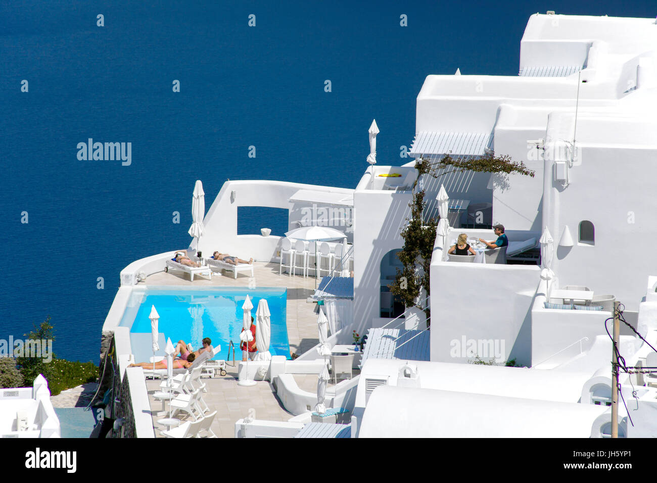 Luxurioese hotelanlage mit pool am kraterrand bei imerovigli, Santorin, Canaries, aegaeis, Griechenland, mittelmeer, europa | hôtel de luxe avec une piscine Banque D'Images