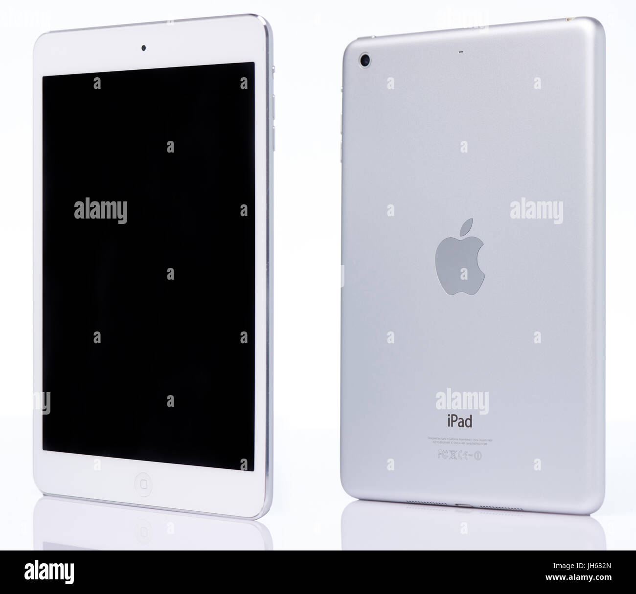 New York, USA - 11 juillet 2017 : vue perspective de l'ipad mini blanc isolé sur fond blanc. Vue avant et arrière de l'ipad mini Banque D'Images