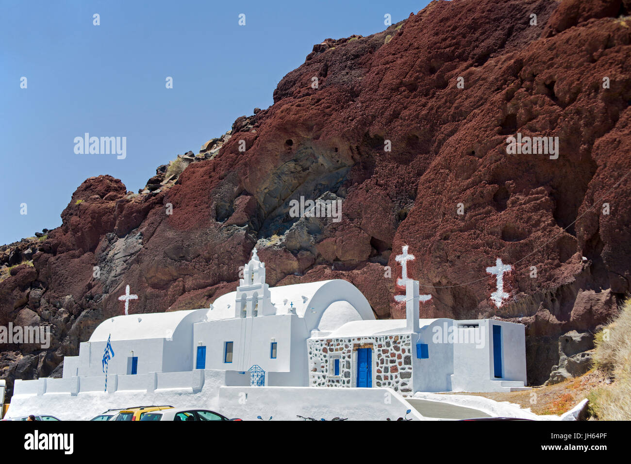 Kleine orthodoxe kirche am parkplatz vom plage rouge, roter strand oder in francais kokkini paralia bei akrotiri, Santorin, Canaries, aegaeis, grieche Banque D'Images