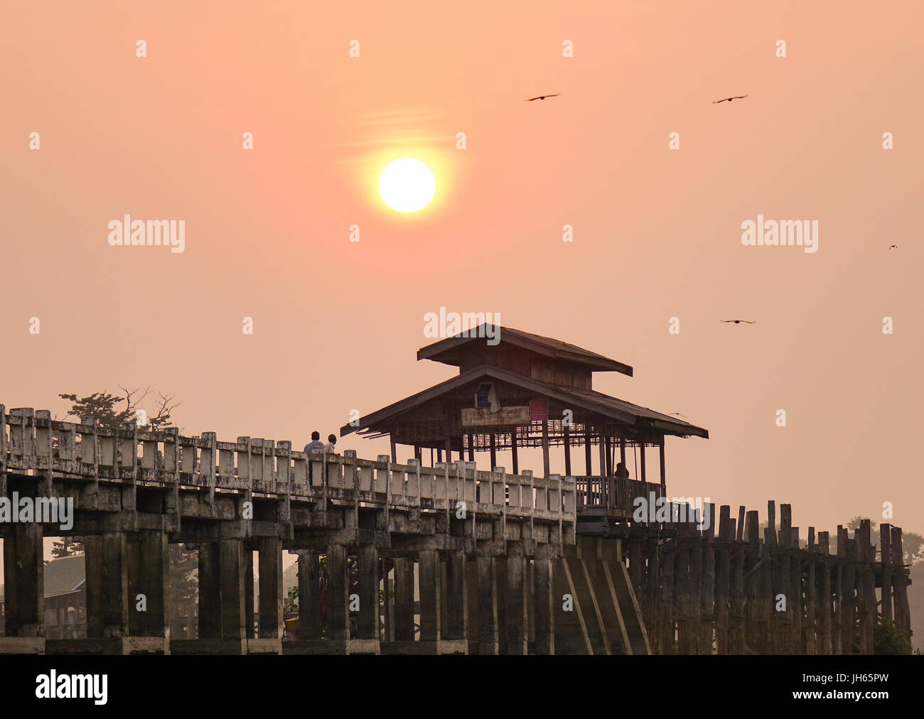 Close-up of U Bein Bridge au lever du soleil à Mandalay, Myanmar. C'est le plus long pont en teck courbes doucement 1300yd sur Lak Taungthaman peu profondes Banque D'Images