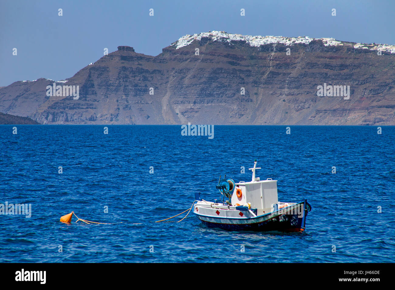 Vor fischkutter thira, Santorin, Canaries, aegaeis, Griechenland, mittelmeer, europa | pêche la faucheuse à Thira, Santorin, Cyclades, Grèce, mediterra Banque D'Images