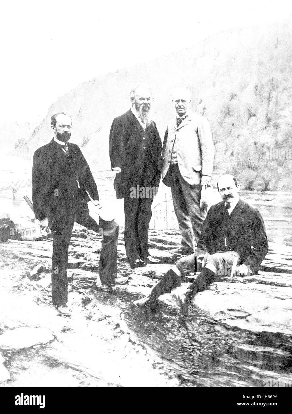 Portrait de groupe au Jefferson Rock, Harpers Ferry au cours de conférences données par Huntington George Williams, le premier professeur de géologie à l'Université Johns Hopkins, imagerie de : Charles Doolittle Walcott, président de l'Ecole d'hygiène et de santé publique à l'Université Johns Hopkins ; John Wesley Powell, 1897. distingué pour faire le pionnier exploration de la rivière Colorado ; Sir Archibald Geikie, qui a écrit un livre sur la géologie des conférences à l'Université Johns Hopkins ; et William Bullock Clark, professeur de géologie à l'Université Johns Hopkins. Banque D'Images