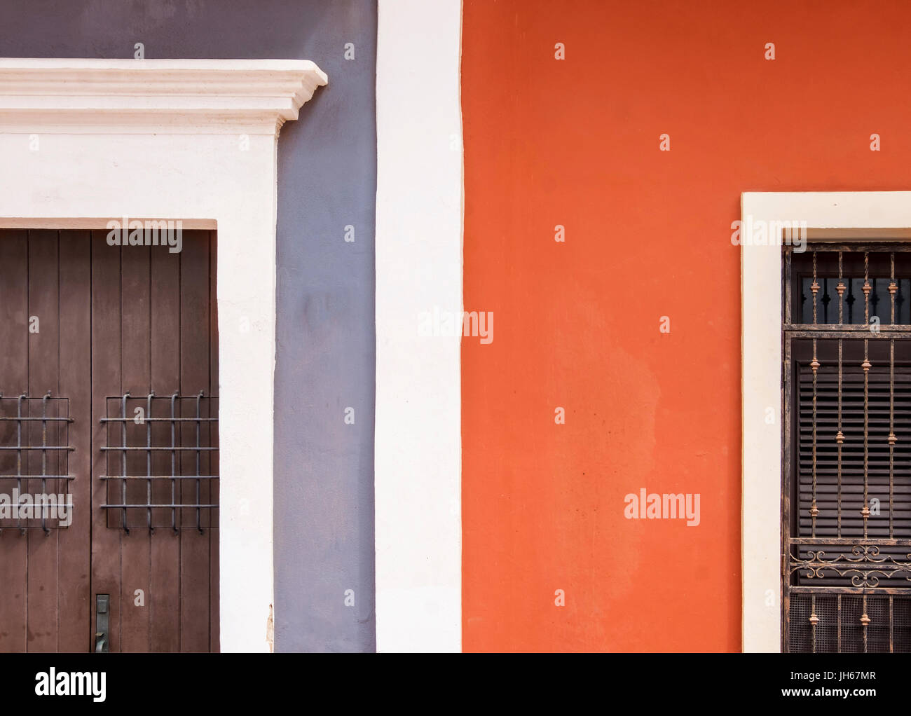 Maisons multicolores à Porto Rico dans l'océan des Caraïbes Banque D'Images