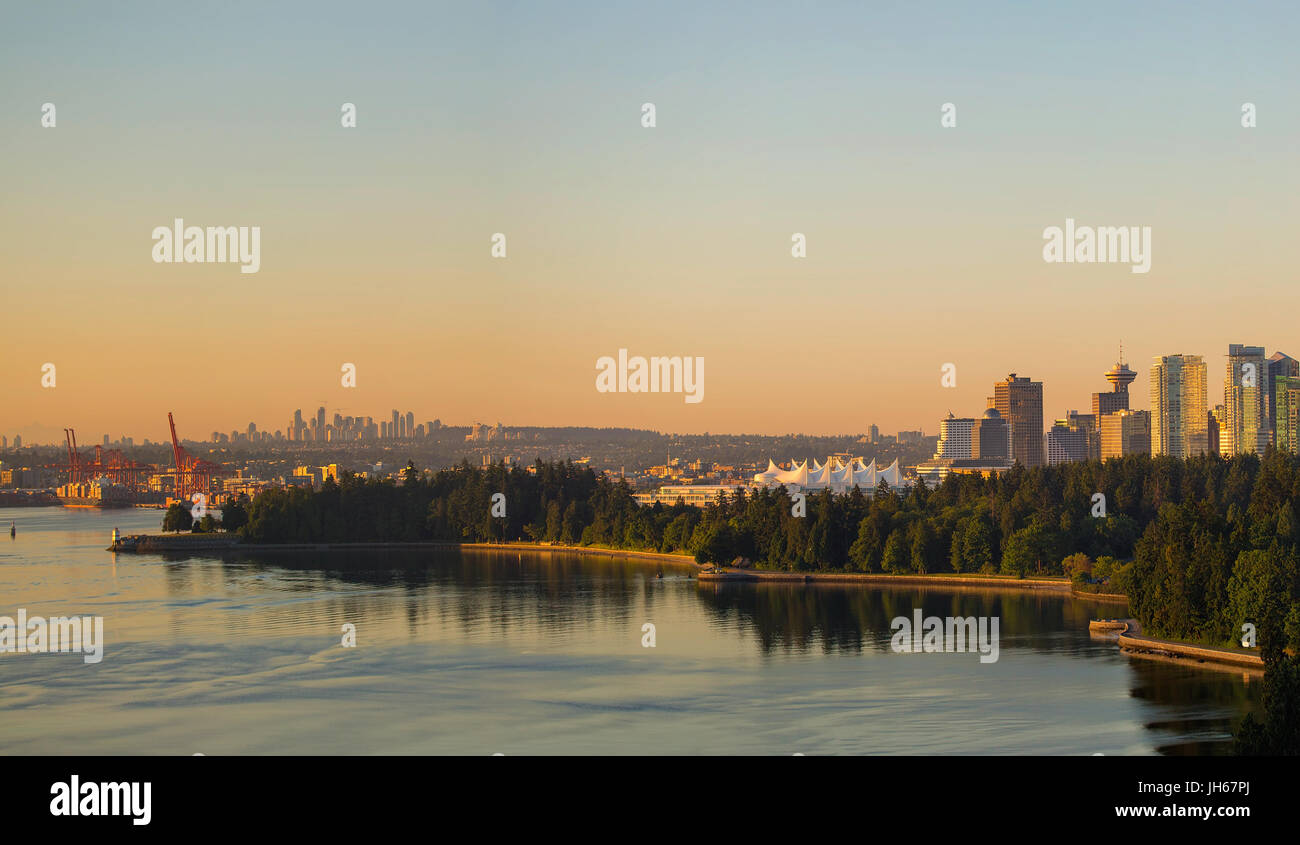 Vancouver, Colombie-Britannique Canada cityscape par Stanley Park avec vue sur la ville de Burnaby au petit matin sunrise panorama Banque D'Images