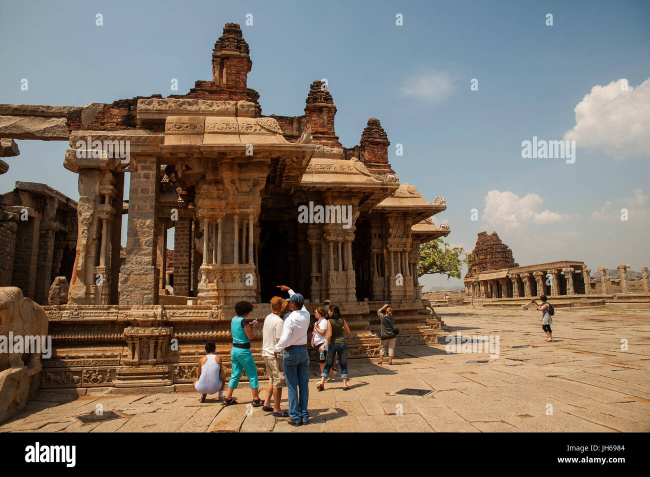 Les Indiens se rendant sur Vijaya Vittala Temple, Hampi, Karnataka, Inde Banque D'Images