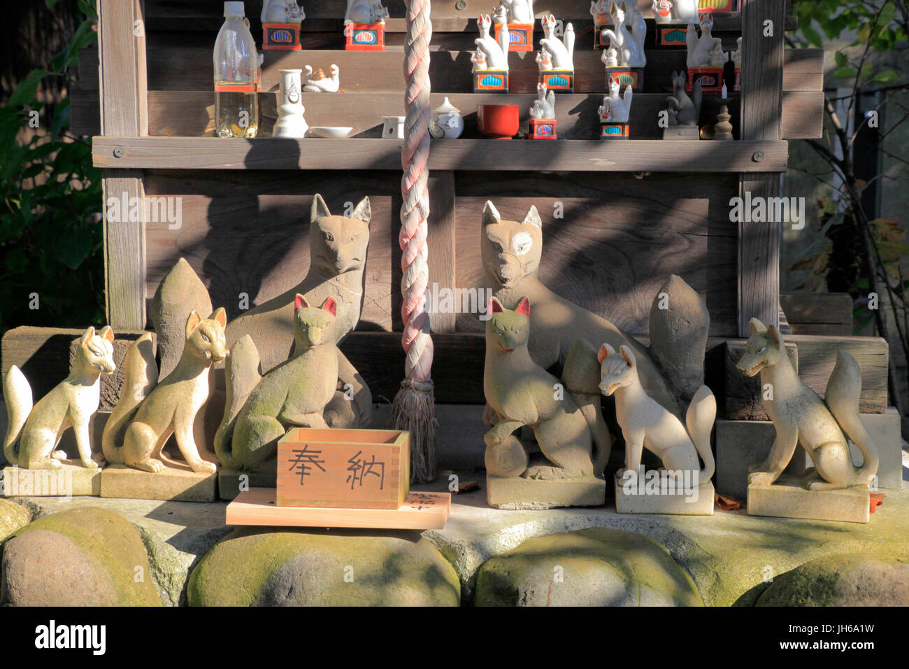 Fox Statues at Inari Jinja Shrine Shinto de Kumagawa dans Fussa ville Tokyo Japon Banque D'Images