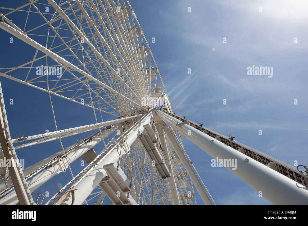 Grande roue avec le bleu du ciel Banque D'Images