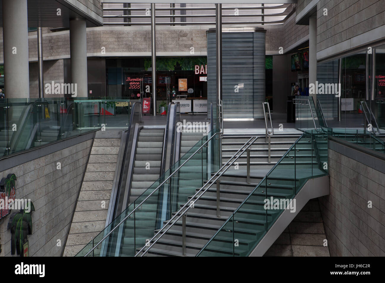 Vue imprenable sur le Zig Zag escalier et d'un escalator au centre d'achats à Liverpool Banque D'Images