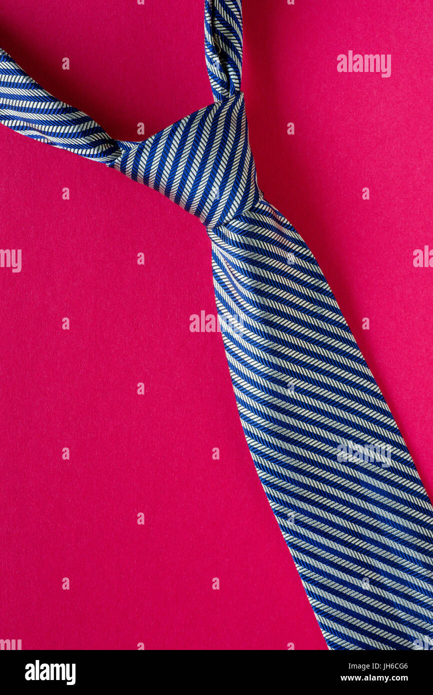 Classique bleu cravate rayée sur fond rouge. Concept style homme Banque D'Images