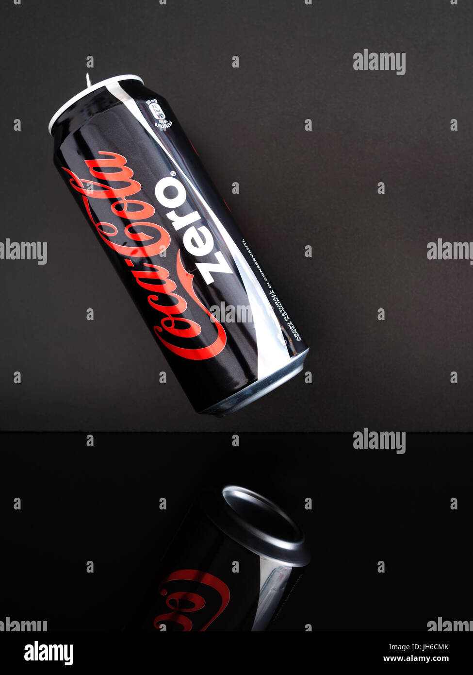 Coca cola zero calories peuvent - sur fond sombre. Banque D'Images