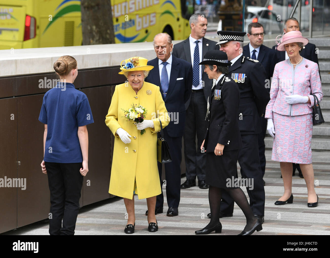 La reine Elizabeth II et le duc d'Édimbourg quittent après l'ouverture du nouveau siège de la Police métropolitaine, New Scotland Yard sur Victoria Embankment à Londres. Banque D'Images