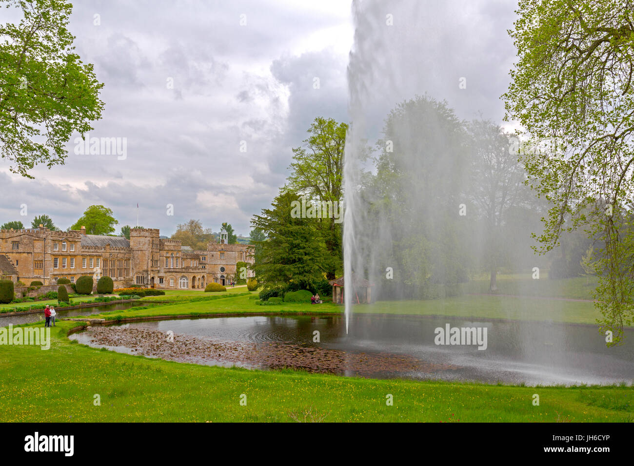 La fontaine du Centenaire 160 ft - la plus haute fontaine powered en Angleterre - à l'abbaye de Forde, Dorset, England, UK Banque D'Images