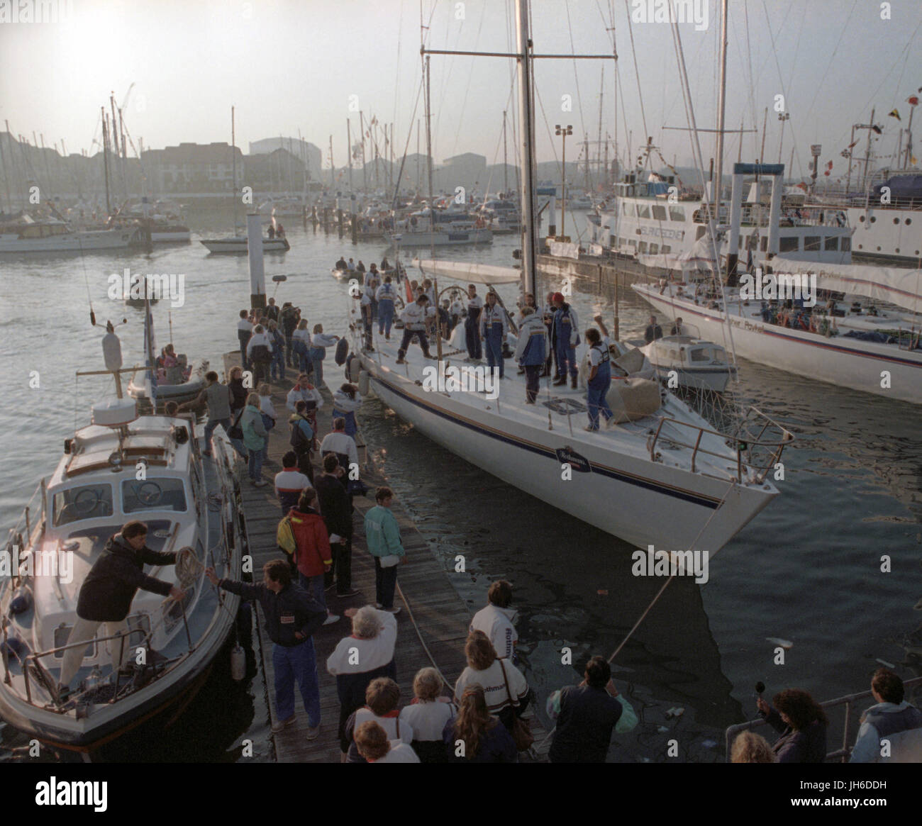 Rothmans, le premier bateau britannique de franchir la ligne d'arrivée dans la Whitbread Round the World Yacht Race, les liens jusqu'à Ocean Village, Southampton, après avoir terminé quatrième. Banque D'Images