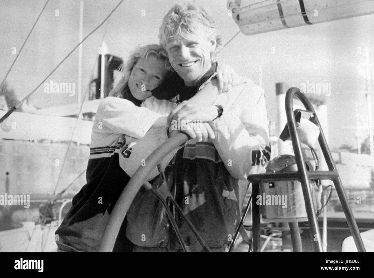Laurie Smith, skipper de Rothmans, une entrée dans la Whitbread Round the World Yacht Race, avec ma copine Penny Heydock après avoir terminé la course à Southampton. Banque D'Images