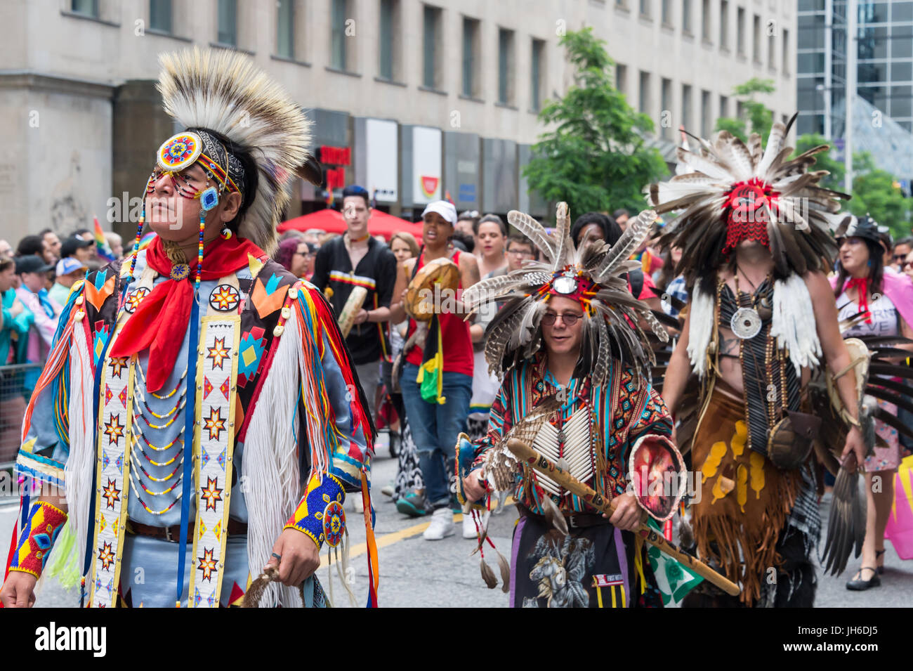 Toronto, Canada - 25 juin 2017 : Premières Nations participent à la Gay Pride de Toronto Banque D'Images