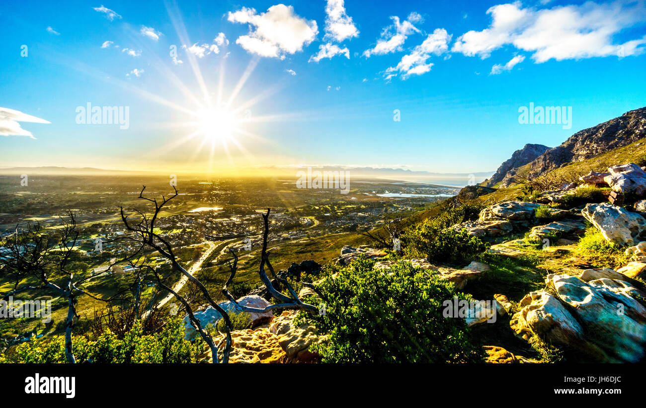 Superbe Lever de Soleil sur le beau paysage du Cap occidental de l'Ou Kaapse Weg, Old Cape Road, sur une claire matinée d'hiver Banque D'Images