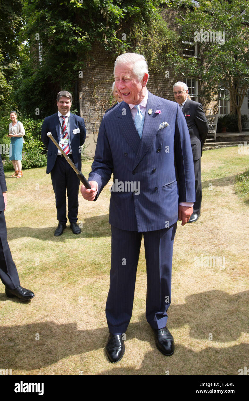 Le Prince de Galles inspecte un agent de police matraque rétractable parcs comme il lance les nouveaux parcs royaux de bienfaisance dans Hyde Park, Londres. Banque D'Images