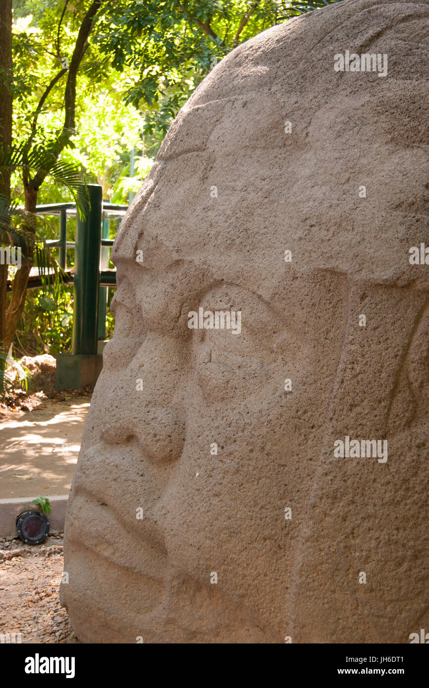 Olmec en pierre sculptant Colossal Head dans le parc de la Venta, Villahermosa, Tabasco, Mexique Banque D'Images