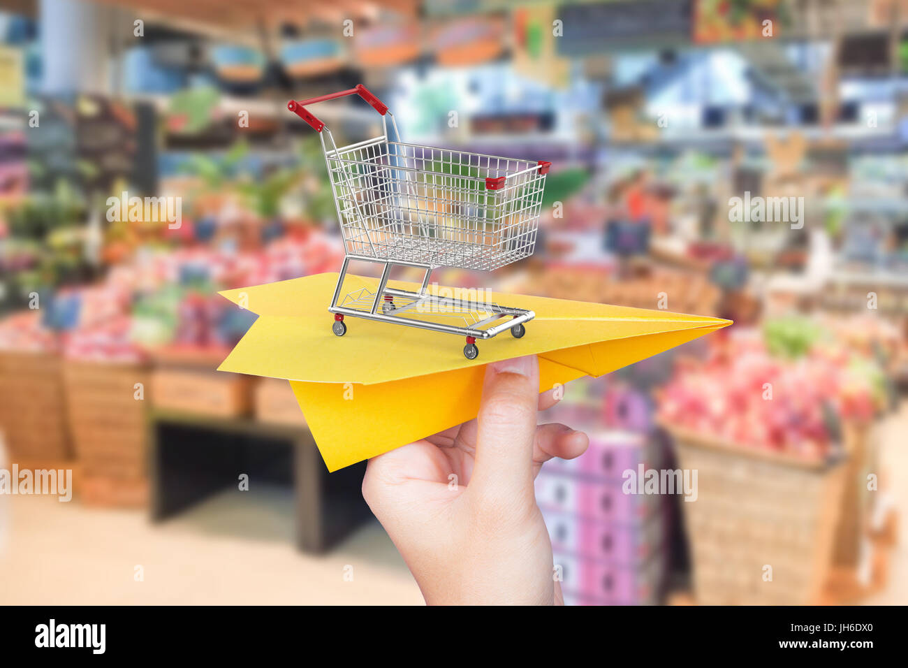 La livraison des marchandises avec concept paper plane et le rendu 3D panier de supermarché Banque D'Images