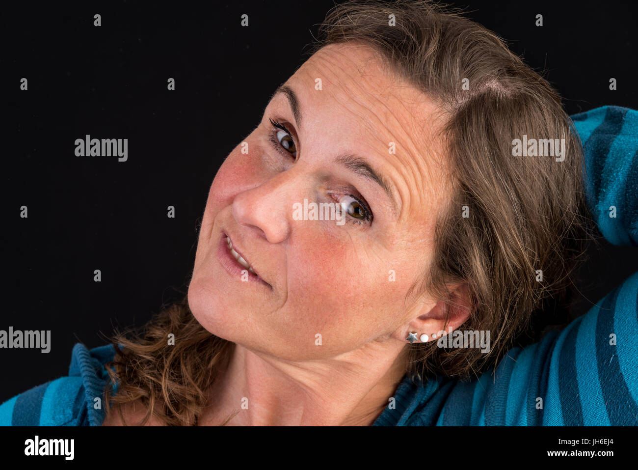 Portrait de candide ttractive european brown eyed woman in blue s Banque D'Images
