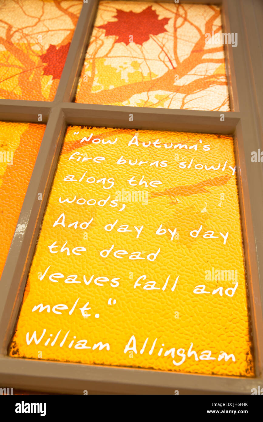 Une fenêtre à Stratford upon Avon Library illustrant un poème de William Allingham Banque D'Images