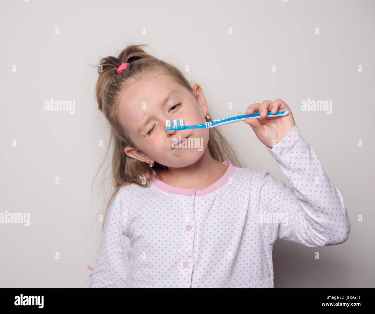 Enfant se brosser les dents le matin Banque D'Images
