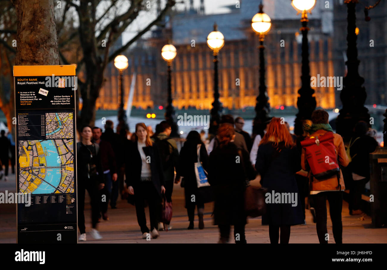 Paysage urbain autour de South Bank de Londres la nuit, le Palais de Westminster, lampadaire et les gens sont présents. Banque D'Images