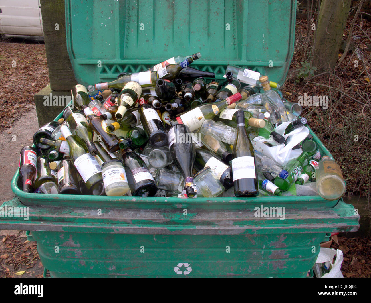 Le recyclage des bouteilles d'alcool bière vin cidre lager benne Banque D'Images