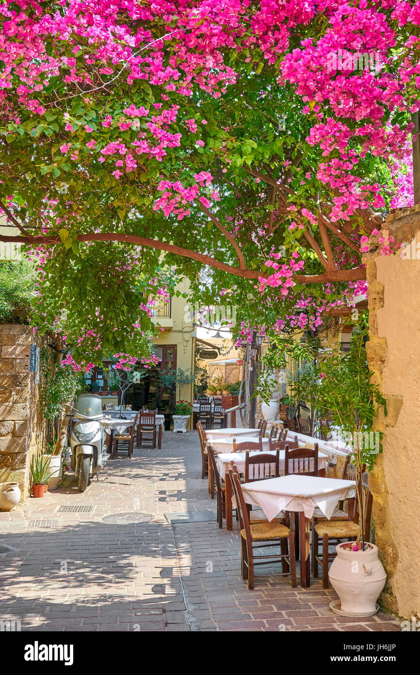 Restaurant dans la vieille ville de Chania, bougainvillea fleurs, l'île de Crète, Grèce Banque D'Images